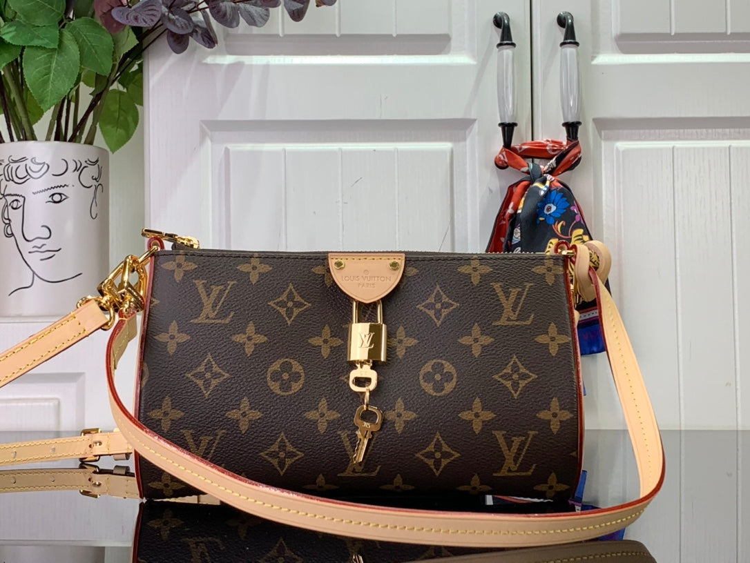 LV POCHETTE TIRETTE